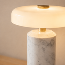 Akku Tischlampe aus weissem Naturmarmor mit Glasschirm – 23 cm
