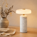 Akku Tischlampe aus weissem Naturmarmor mit Glasschirm – 23 cm