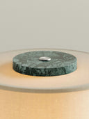 Aurie tragbare Tischlampe aus Marmor Verde Guatemala